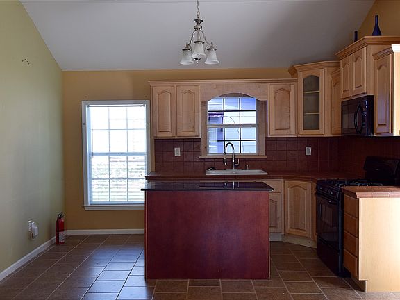 5th image of 709 Attas Ave
