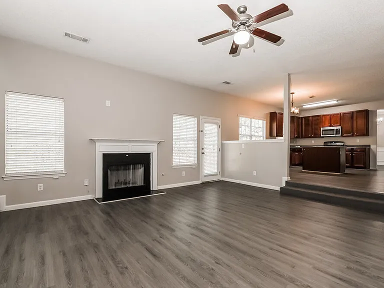 542 Vaughan Dr — Photo 5
