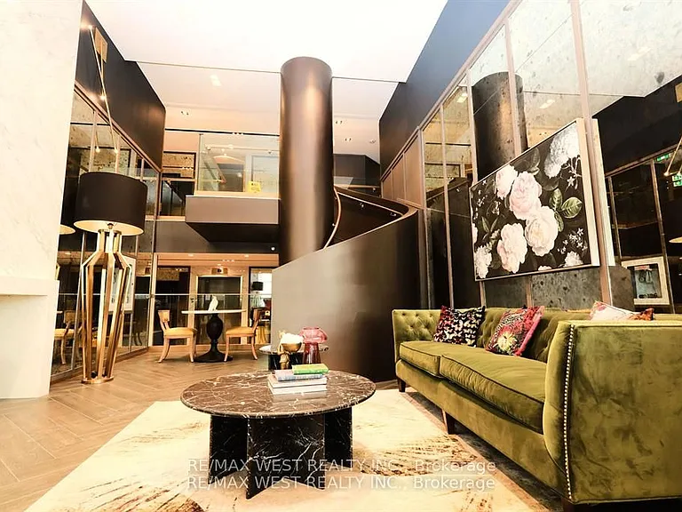 395 Dundas St W #822 — Photo 36
