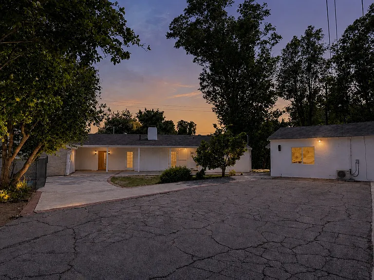 4711 Tyrone Ave — Photo 55