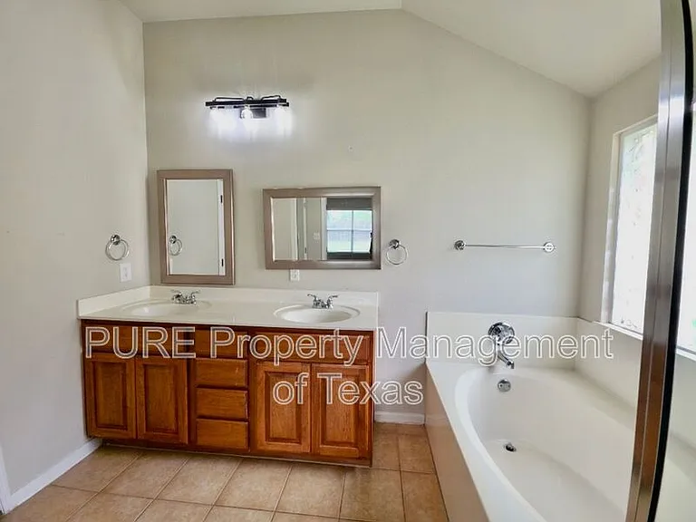1104 Kensington Castle Trl — Photo 14