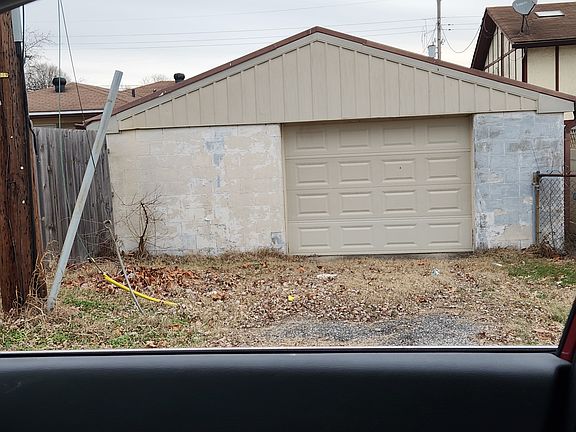 Detached double-sided garage