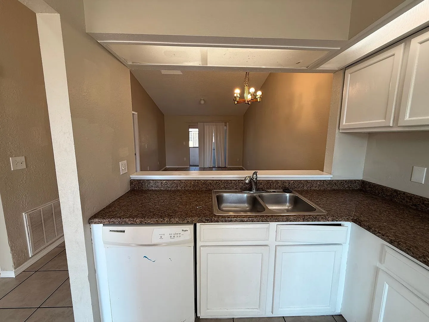 Immediate Move In Cute 2 Bed / 2 Bath — Photo 2