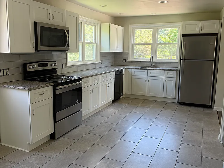 11 Willow Ave — Photo 6