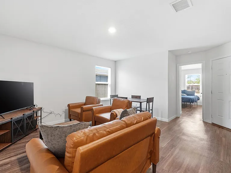 1327 Beech St — Photo 6
