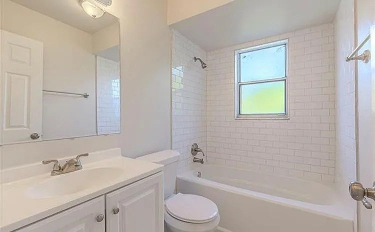 4140 SW 6th Ave — Photo 10