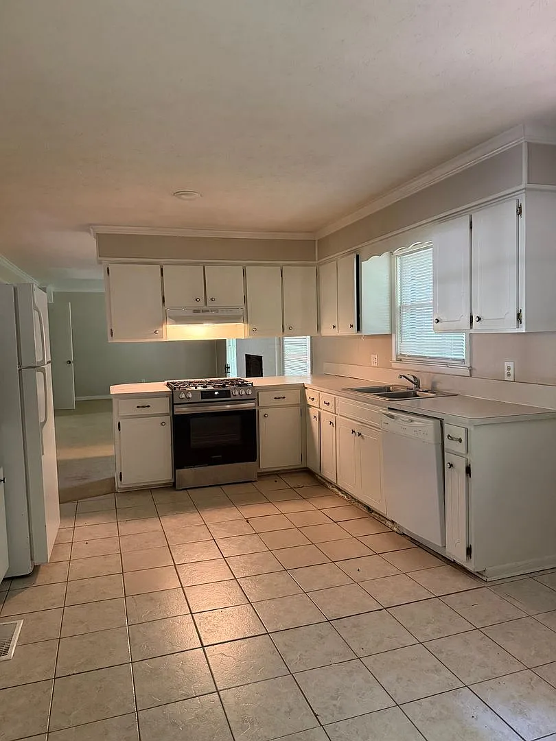 Charming Auburn Home with Space, Comfort & a Prime Location! — Photo 4