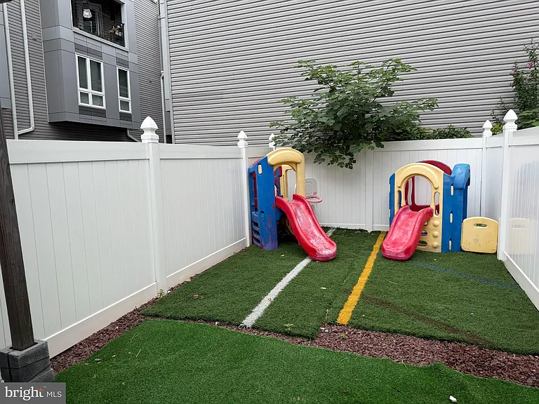 1217 N Lecount St — Photo 26