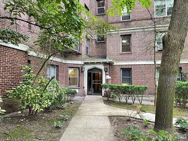 1 bed, $2,000 — Photo 1