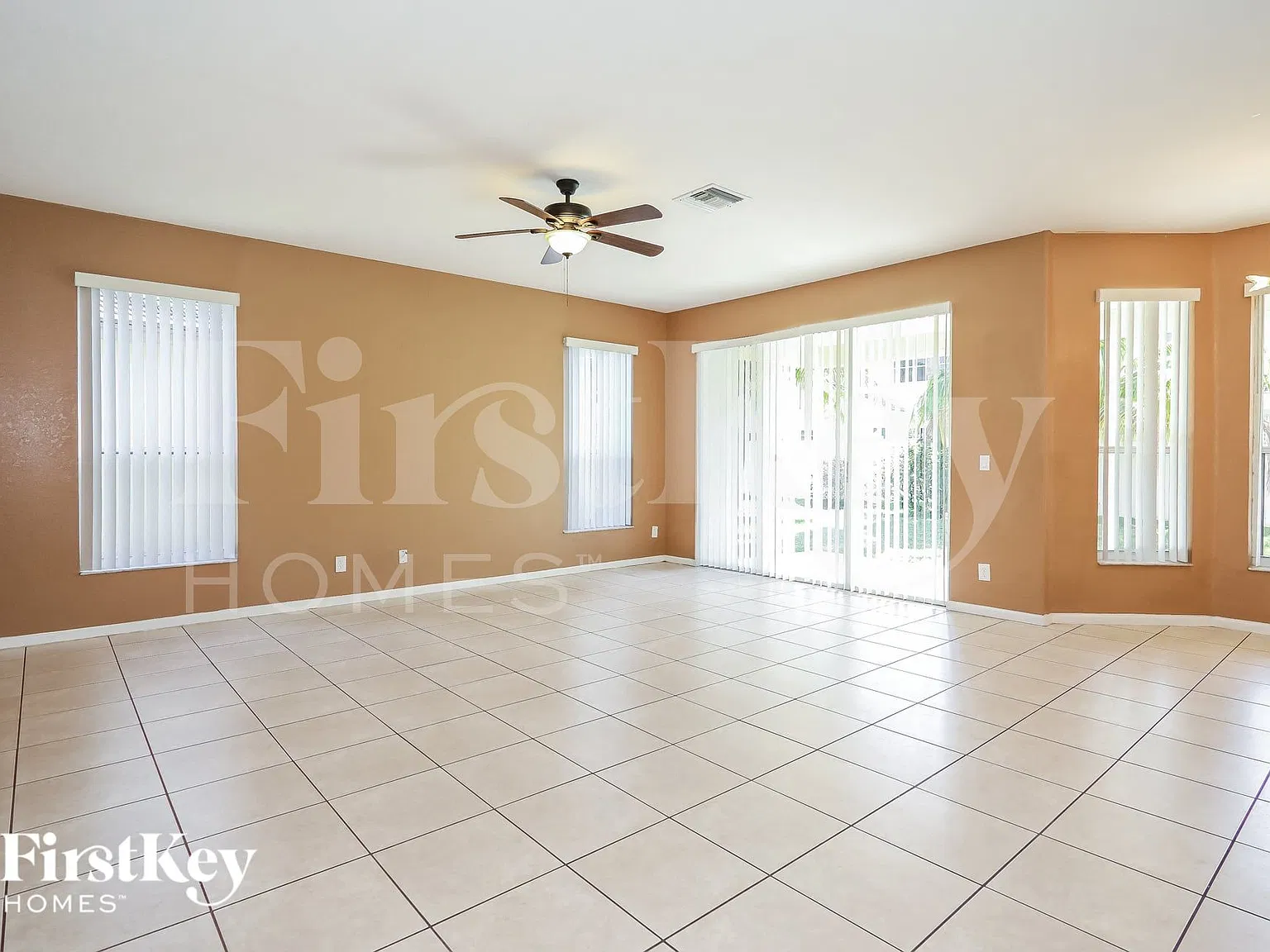 5 bed, 4.0 bath, 3931 sqft, $6,180 — Photo 4