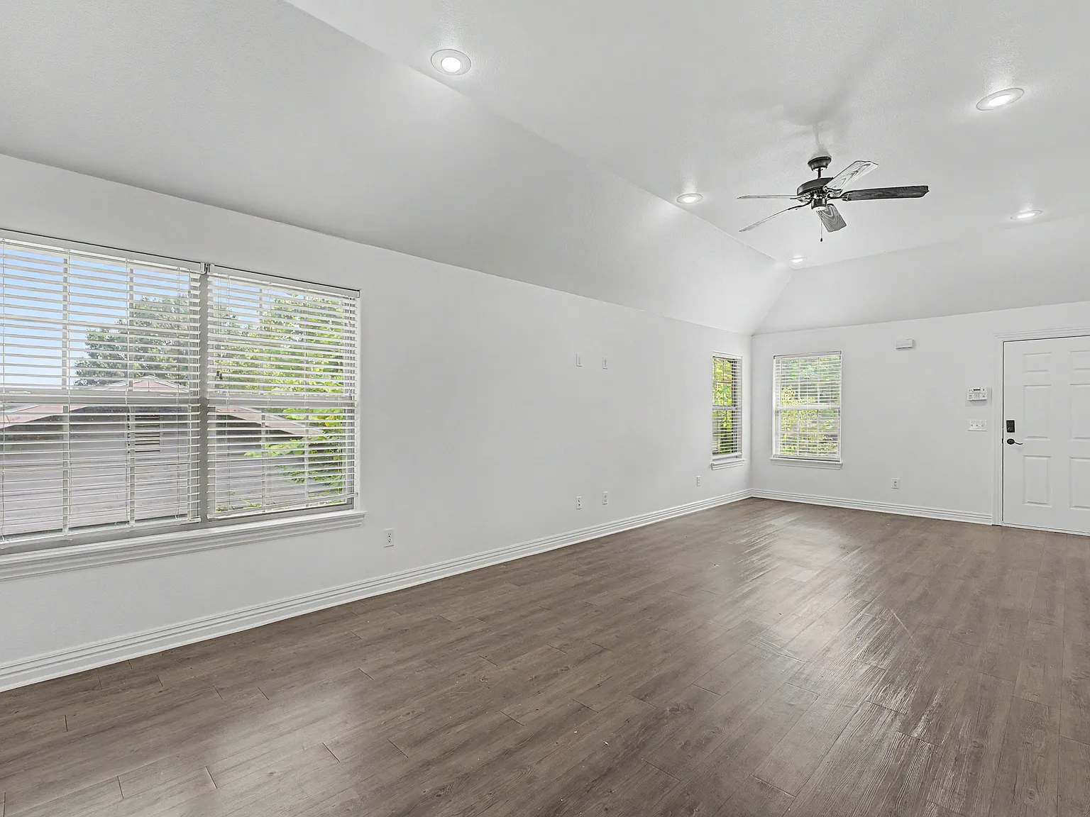 4 bed, 1392 sqft, $1,999 — Photo 3