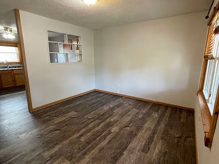 927 Blaine Ave — Photo 2