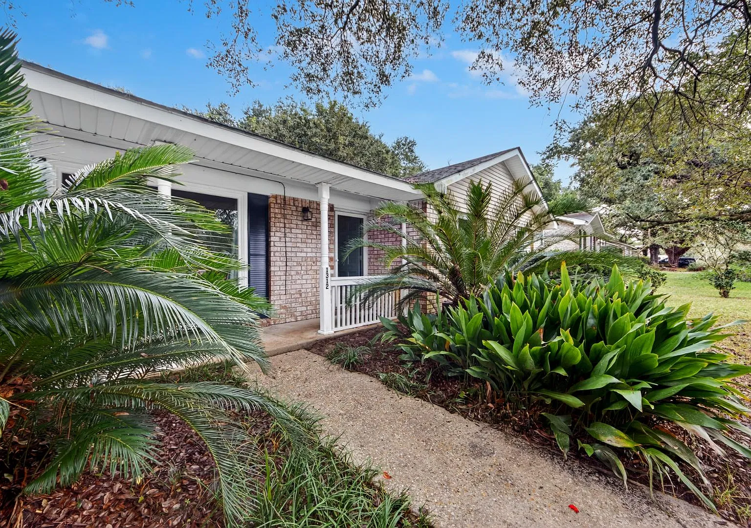 1312 Honeysuckle Ln — Photo 1
