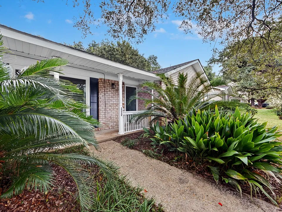 1312 Honeysuckle Ln