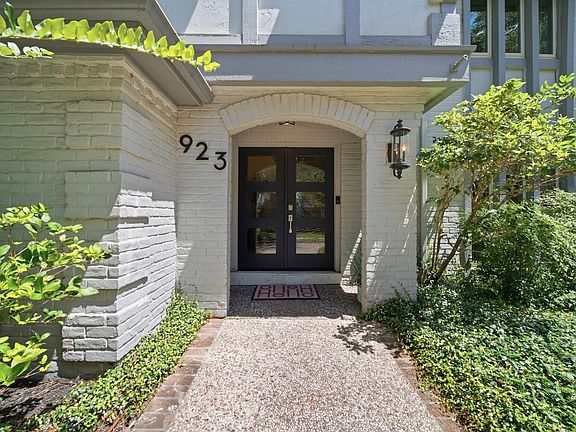 3rd image of 923 Daria Dr