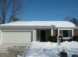 172 Wellington Dr, South Lyon, MI 48178
