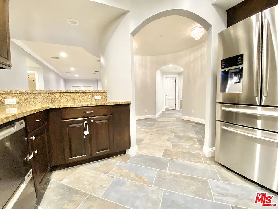 1135 Rexford Dr — Photo 2