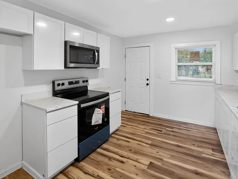 1929 W Oakland Ave — Photo 15