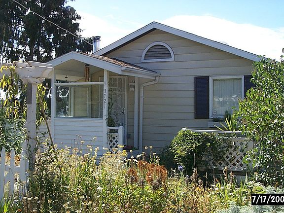 New foam-insulated siding & new roof (2004). Countless plant varieties.