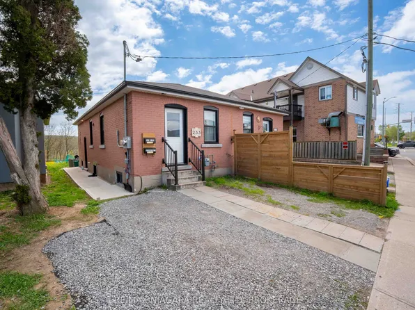 233 Pelham Rd, Saint Catharines, ON L2S 1W8