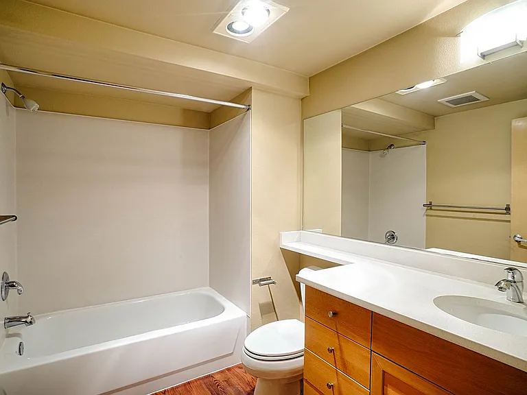 Saxe Apartments — Photo 39