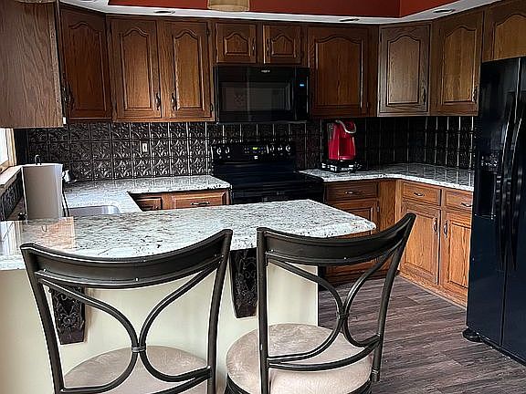 Kitchen and Breakfast Bar