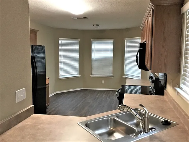 3 bed, 2.0 bath, 1700 sqft, $1,795 — Photo 4