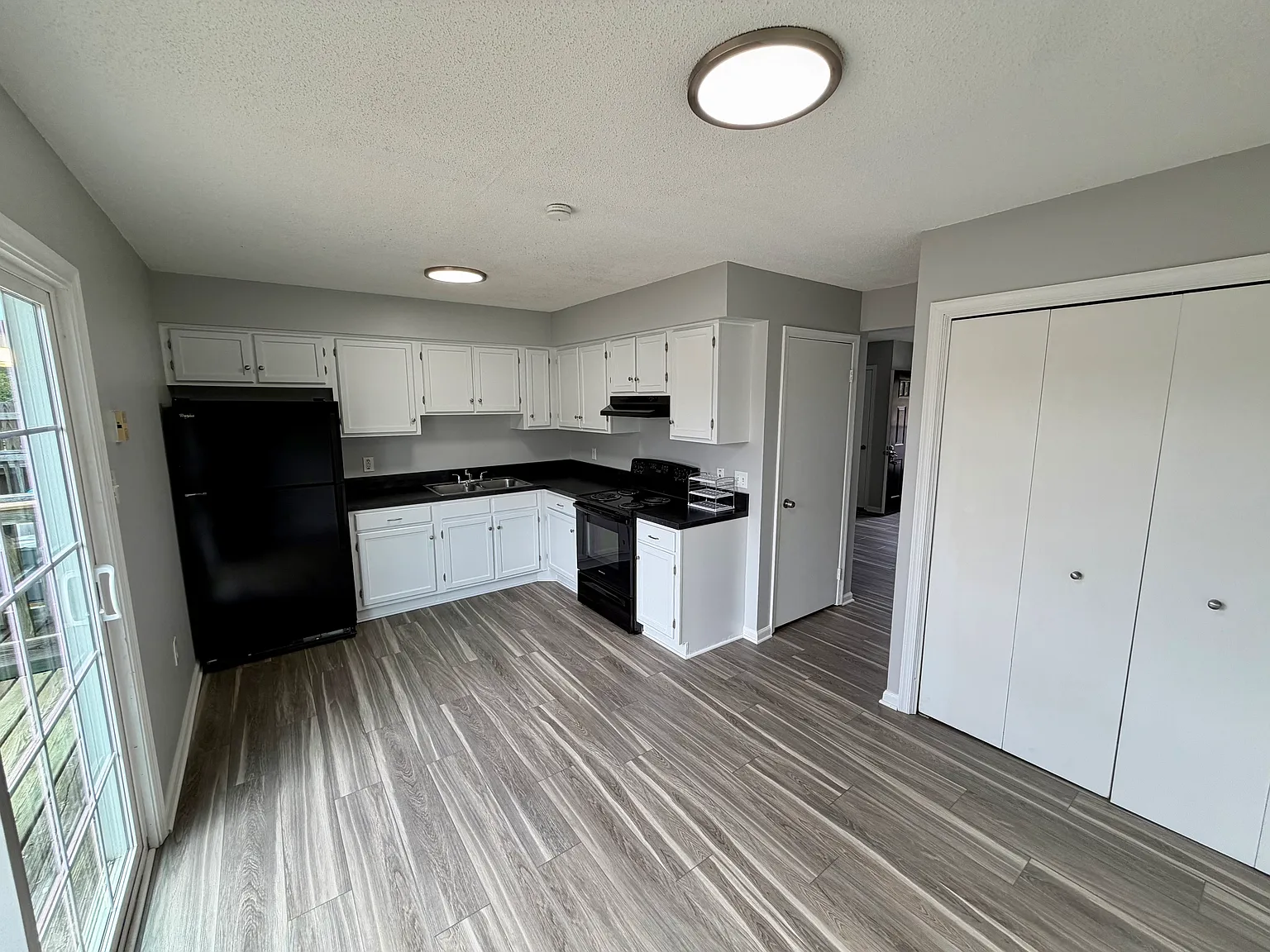 3 bed, 1400 sqft, $1,695 — Photo 2
