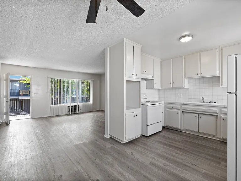 Baldwin Hills Apartments — Photo 7