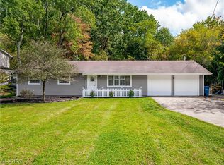 9749 E River Rd N, Olmsted Falls, OH