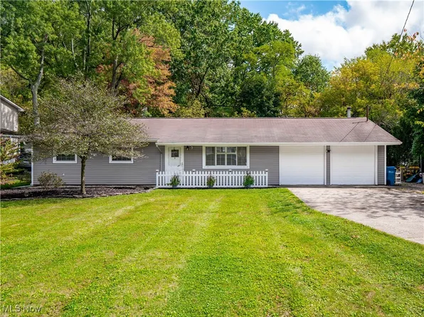 9749 E River Rd N, Olmsted Falls, OH 44138