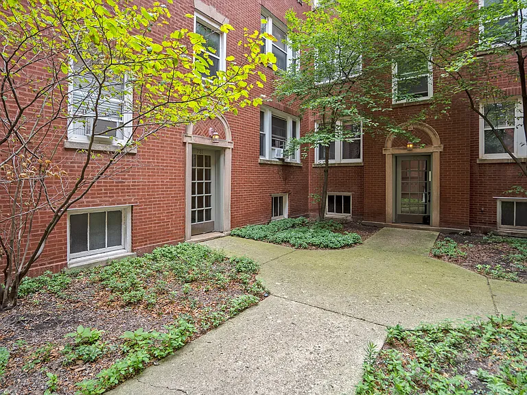 733 W Bittersweet Pl #1E — Photo 2