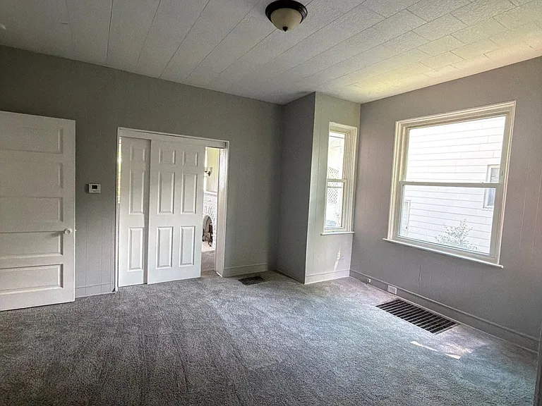 943 Rosemont Ave — Photo 9