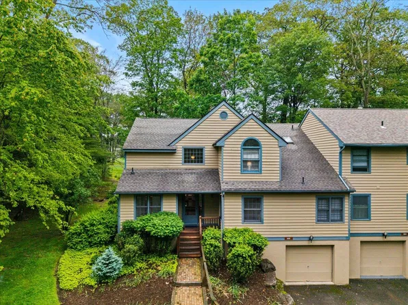 606 Buck Cir, Buck Hill Falls, PA 18323