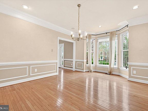 4th image of 3231 Winmoor Dr