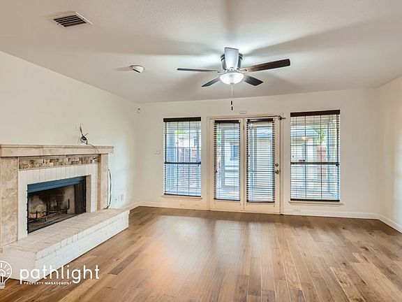3rd image of 998 Little Den Dr