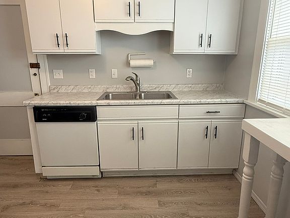 5th image of 2110 Lewis Dr
