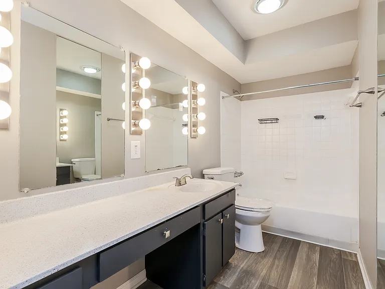 009-photo-main-bathroom-14471285