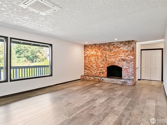 3rd image of 2445 W Lynnwood Drive
