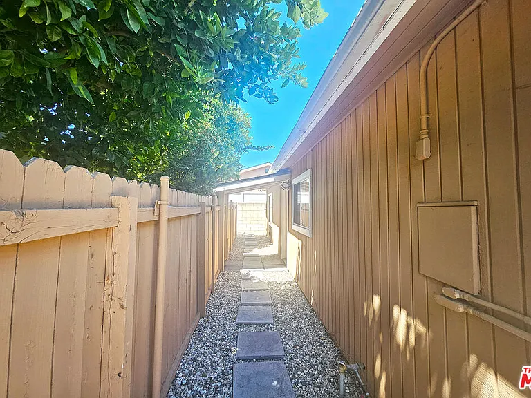 6946 1/2 Jellico Ave — Photo 25