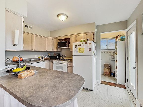 4th image of 609 Burlington Ave