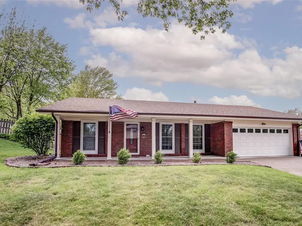 4910 Paris Dr, Godfrey, IL 62035