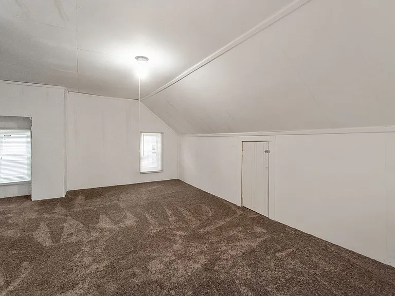 439 W Church St — Photo 36