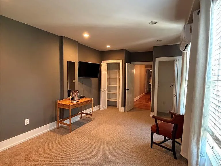 828 W Gordon St — Photo 13