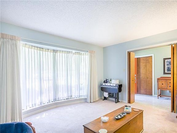 4th image of 610 Scott Pl
