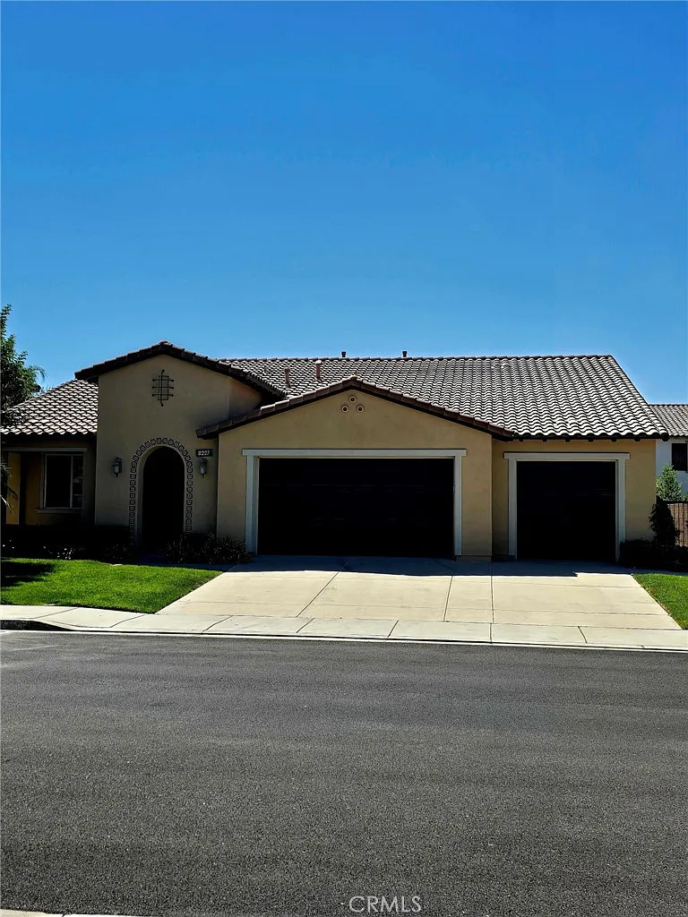 4 bed, 2.5 bath, 2698 sqft, $4,395 — Photo 2