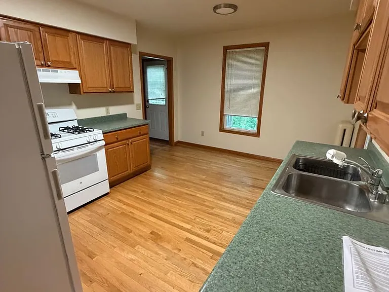 419 W Doty St — Photo 10