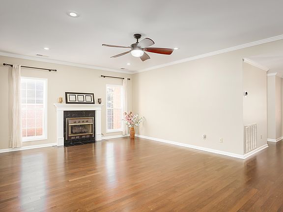 5th image of 229 Woodcrest Dr