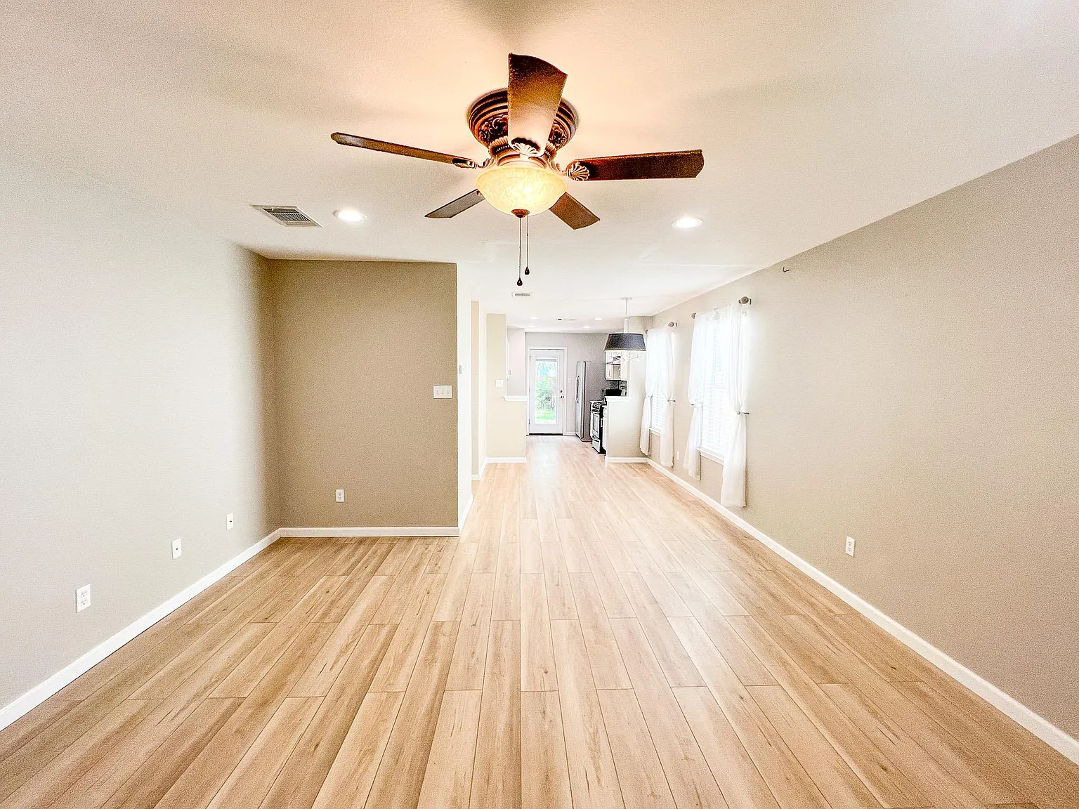 3 bed, 1.0 bath, 1059 sqft, $1,650 — Photo 4