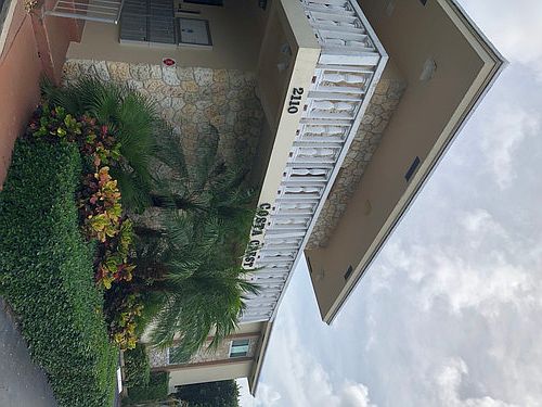 2nd image of 2110 NE 39th St APT B3
